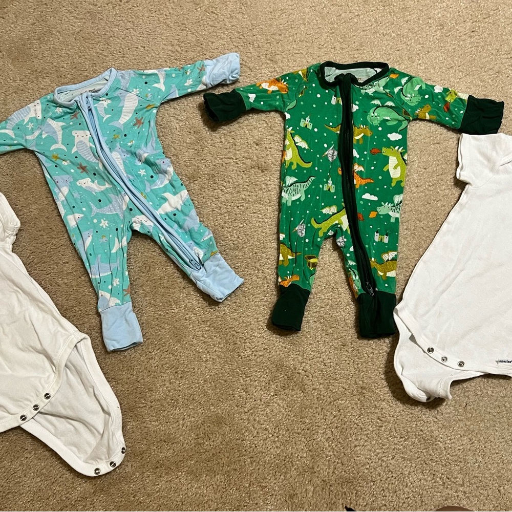 2 pjs-premie & white ones (rabbit skins) 6 months, Gerber organic 0-6 months